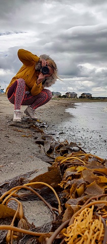 Eefje maakt een reisfoto op het strand van Punta Arenas Chili.