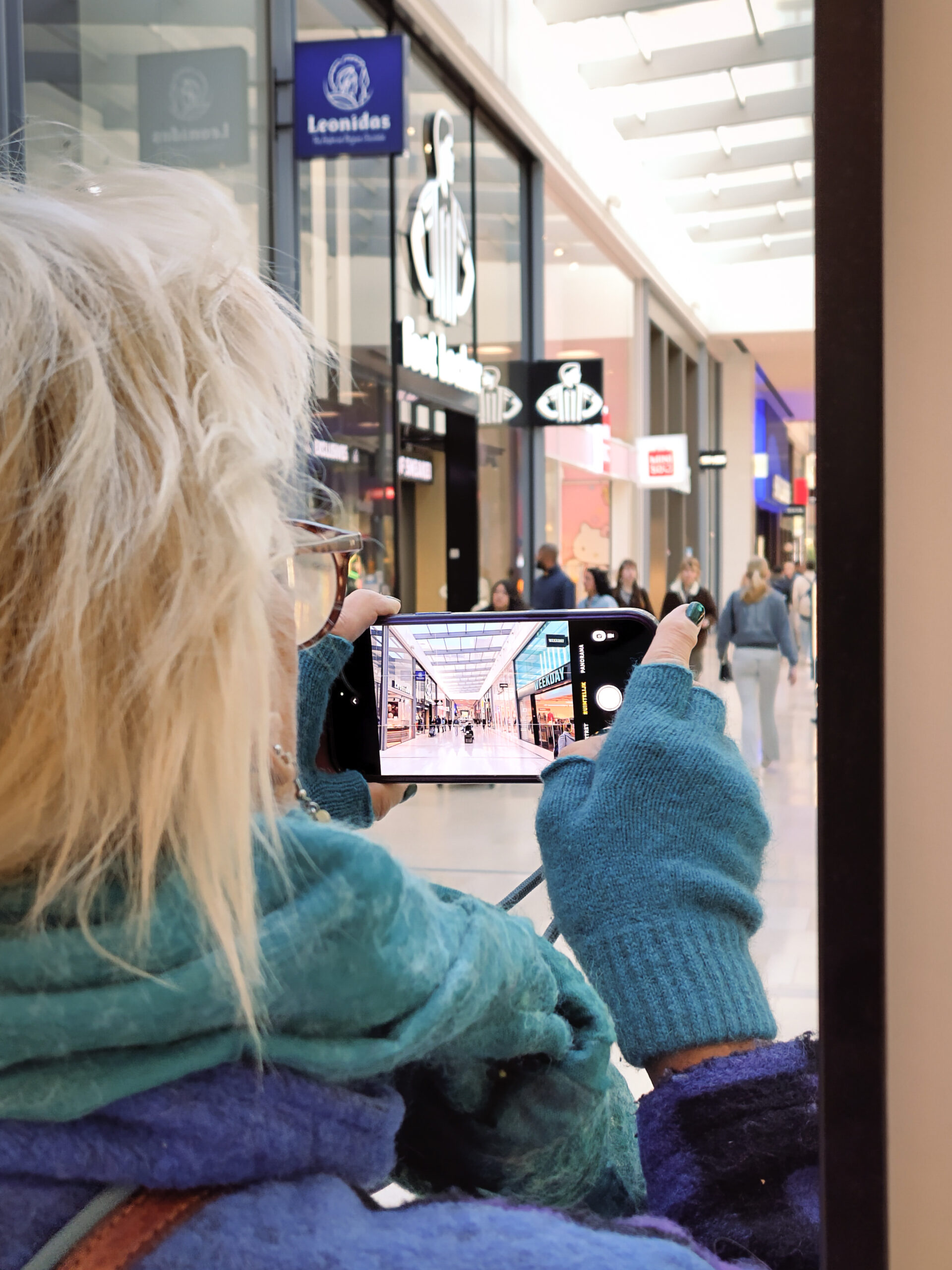Fotograferen tijdens fotografieworkshop met mobiel in Hoog Catharijne.